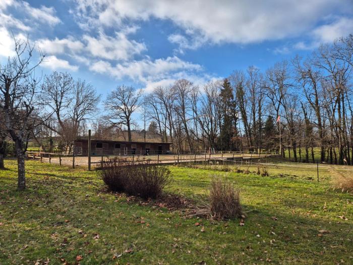 Maison mitoyenne entre lac et montagnes - Pension équestre possible