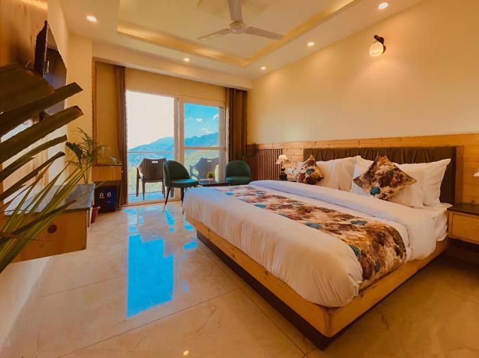 The Pine Mountain View A Rooftop Restaurant & Luxury Balcony Rooms!