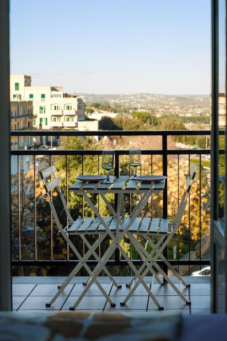 Casa SEBA, Modern Retro Escape I 2 Bedrooms, Parking, Elevator, Crib