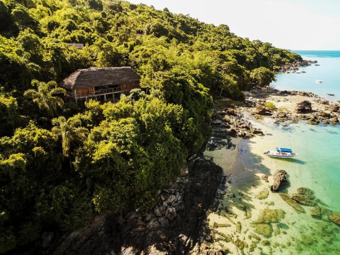 Ecolodge Libertalia Nosy Komba- Villa privee avec plage et vues panoramiques, services inclus, excursions tropicales