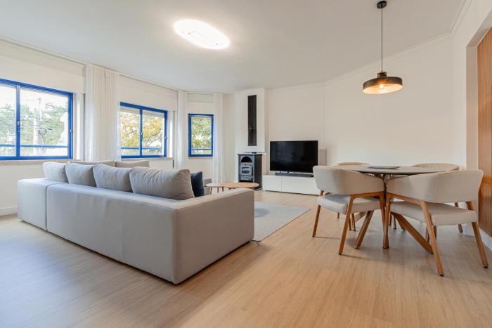 Marisol, Spacious T2 with AC near golf, Aroeira, Caparica