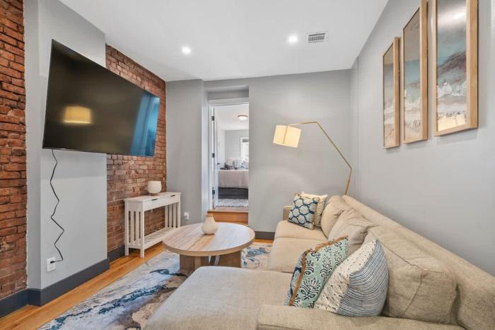 Luxury and Modern Apt with Patio only 10 Min to Times Square