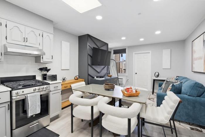 New and Beautiful 2BR Apt in Prime Spot 20 Min to NYC