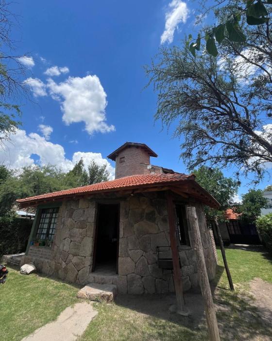 Casa rústica y departamento con wifi, cochera y asador a metros del río Mina Clavero