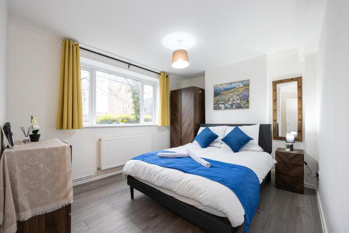 2 Bed Flat Manchester City Centre - Sleeps 8 - Free Parking - Contractors & Long Stays Offer - Wi-Fi & Netflix - Workspace & Coffee