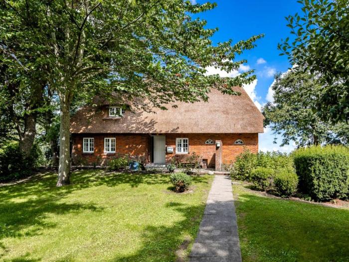 Holiday Home Reetdachhaus inmitten von Wiesen und Feldern by Interhome