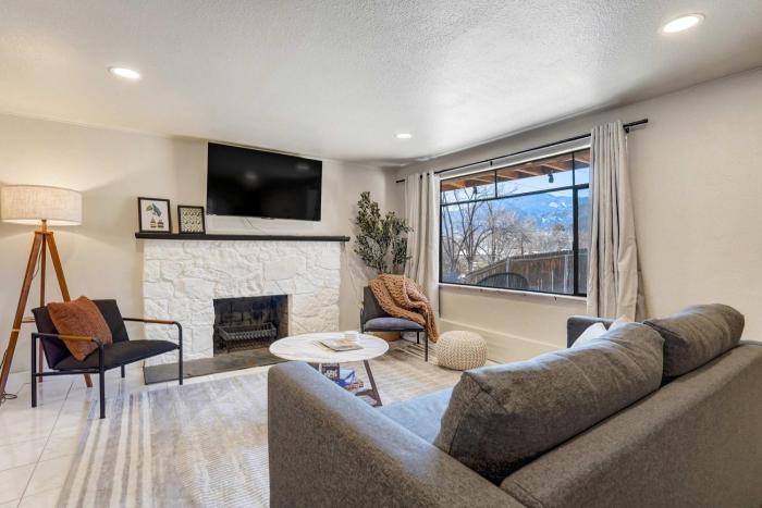 Ivywild Flat Pet Friendly Near Broadmoor w Views