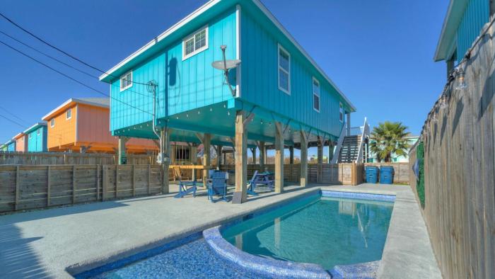 Sleeps 21 2 Homes 2 Private Pools Fire Pit Swing Bar Walk to the Beach