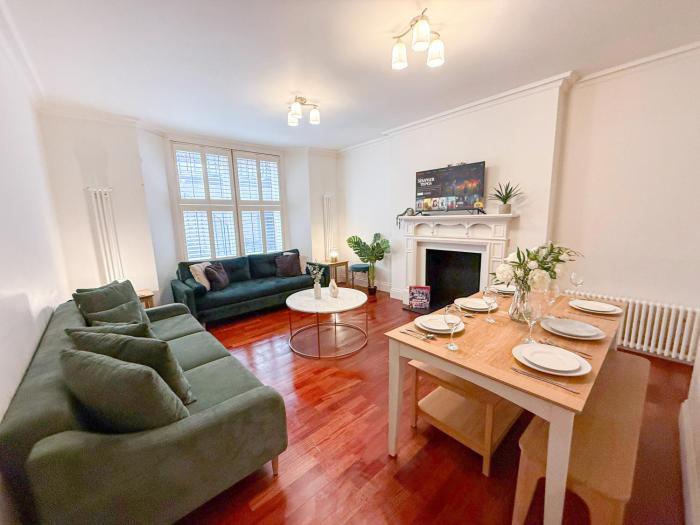 Elegant 3-Bedroom, 3-Bathroom flat with WIFI, washer, dryer near Oxford Street, Baker Street, Regents Park