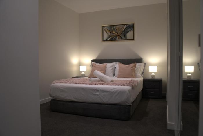 Luxury 2B2B CBD apartment with gym, pool, Jacuzzi, sauna & Woolworths On-site