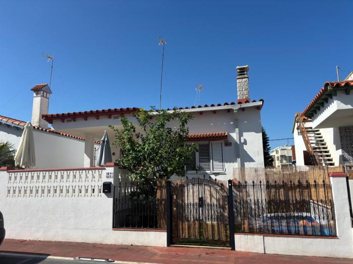 Casa mediterránea junto al mar.