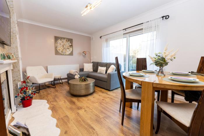 2-Bedroom Cozy Apt w parking and sunny garden