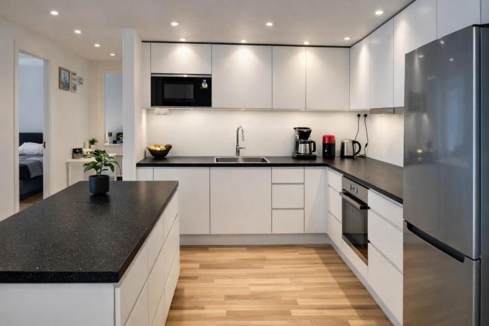 Modern, bright 2 bedroom apartment with great views