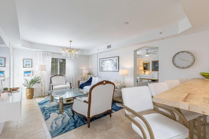 Modern Condo Near Downtown and Beaches with Office