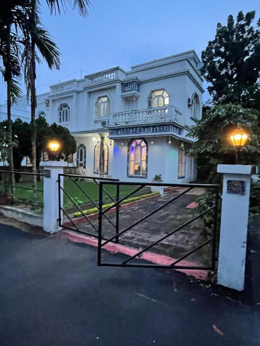 Shantiniketan Bungalow with green lawn