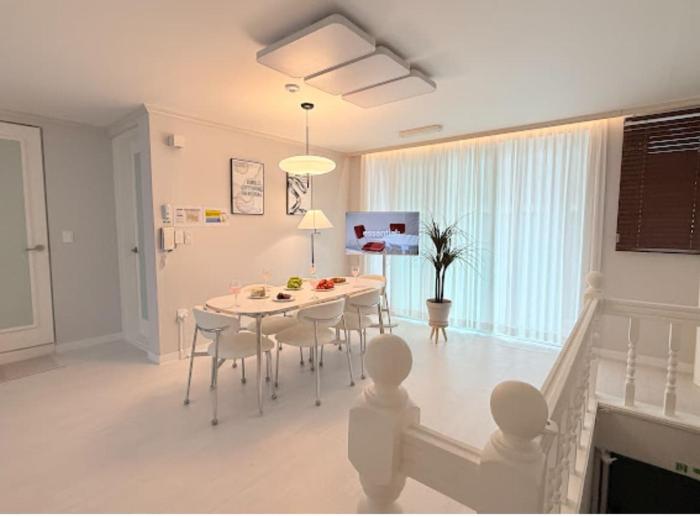 Sindaebang Station 8 minutes on foot 20 minutes by subway from Hongdae to Gangnam 3 room 4 queen beds 1 bed per person 2 floor 1 minute from convenience store