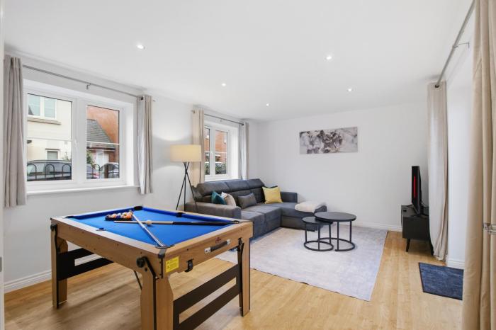 3-Bed House with Parking, Ideal for Contractors