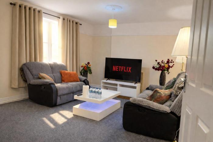 Large 3-Bed Southampton Flat I Close to City Centre I Private Parking I Smart TV & Private Garden I Sleeps 6