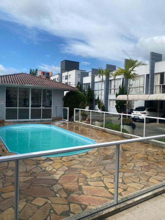 Sobrado com 2 suítes e piscina - Village Malli