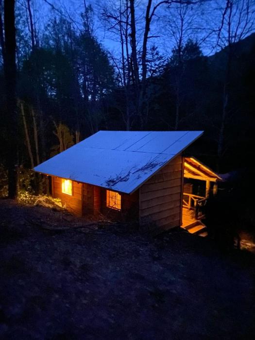 Aventura mágica! Cabañas del bosque con ribera