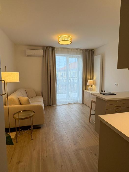 New Bright & Quiet Central Studio Top Floor