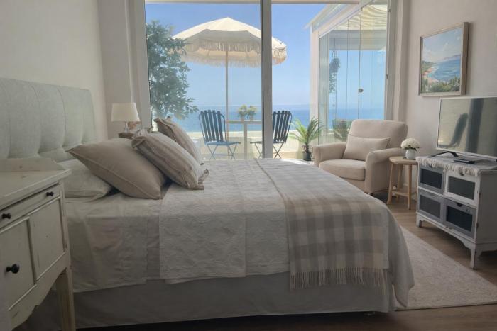 Deluxe oceanfront apartment