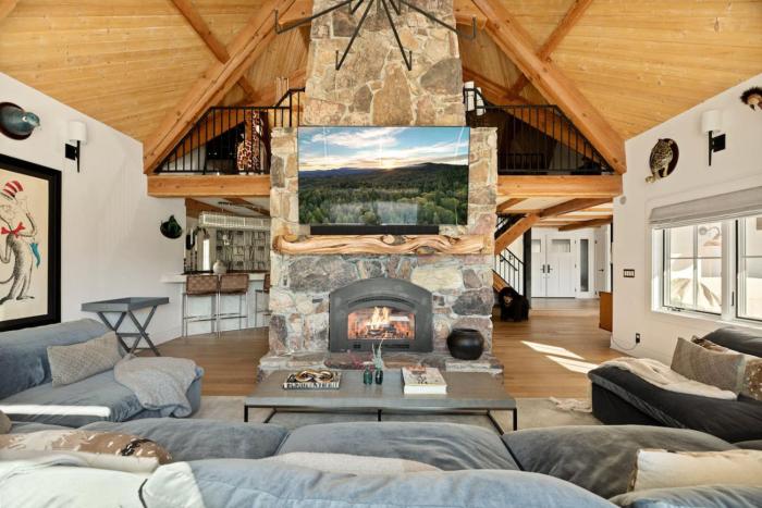 Whimsy by the Water Lakefront Cabin w Hot Tub