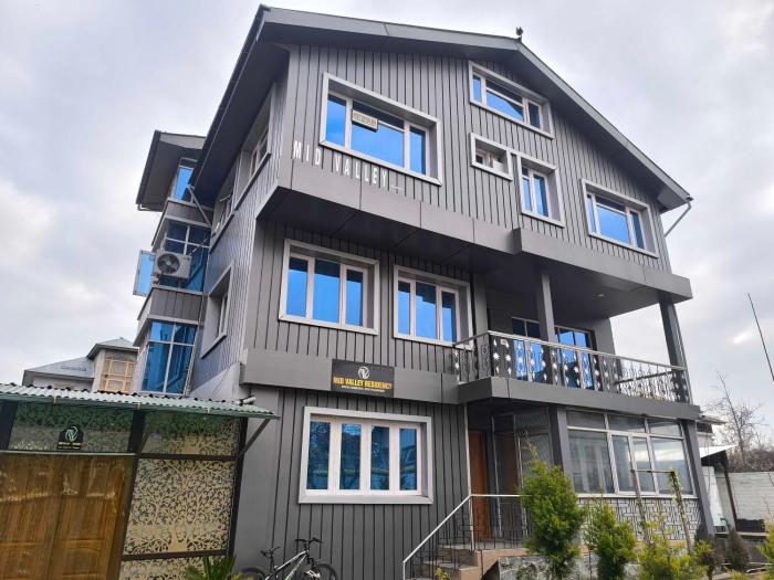 Collection O Kursoo Rajbagh Formerly Mid Valley Residency