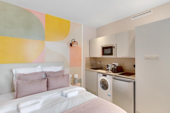 Modern air-conditioned studio in Neuilly