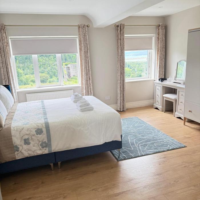 Castle View House - Luxury Coastal Retreat - Ring of Kerry - Wild Atlantic Way - Sleeps 12 - Sea and Mountain Views