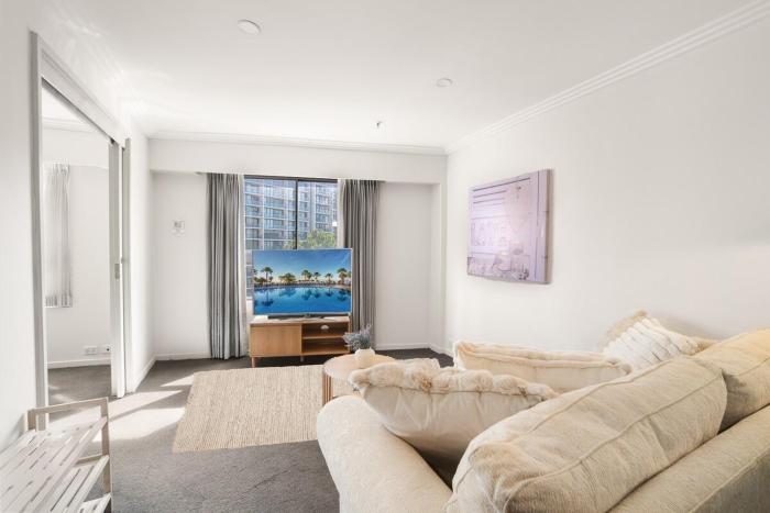 Prime CBD location- Minutes from Darling Harbour & Chinatown with Pool & Gym