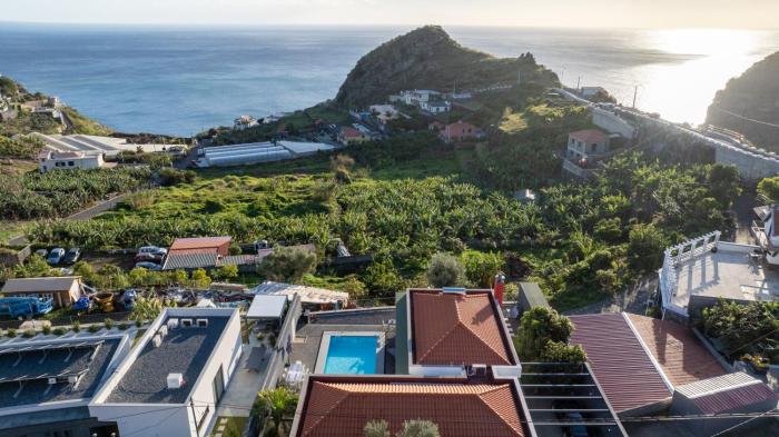 Luxury villa with pool and sea view