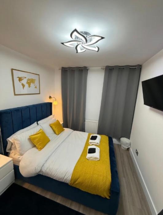 Central London 4BR Home with Parking and Garden