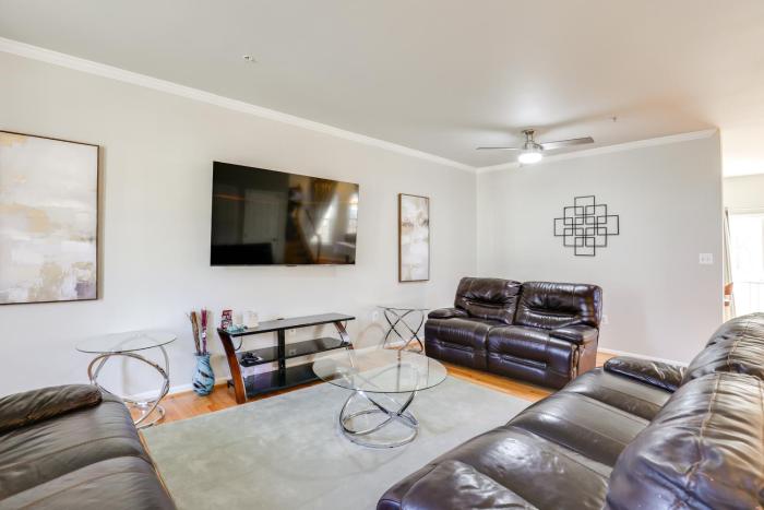 5 Mi to Show Place Arena: Quiet Townhome w Patio