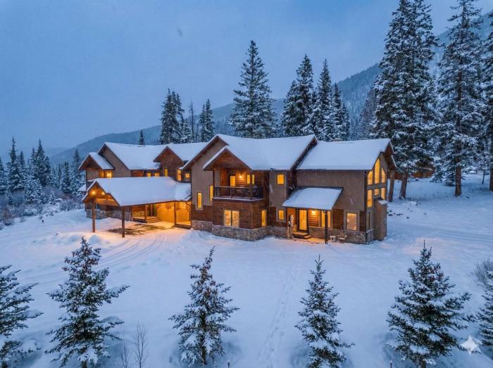 Blue River Escape Hot Tub Views and Game Room