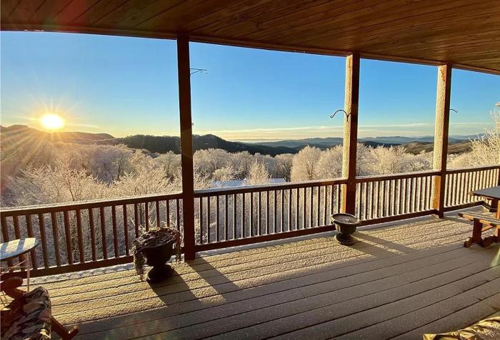 Bucket List Views Sugar Mountain Private Condo - 2bed, 2bath, Sleeps 6, Panoramic Views of Mountains from Large Deck, Short Drive to Shopping, Restaurants, Cafes & Banner Elk Town