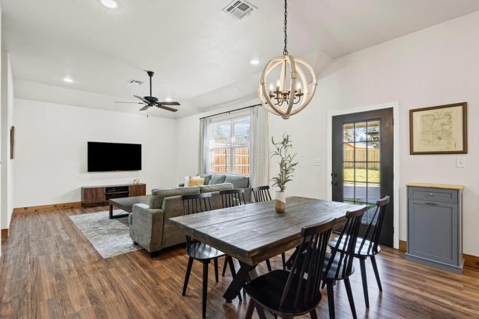 Highland Hideaway- Steps from Historic Square