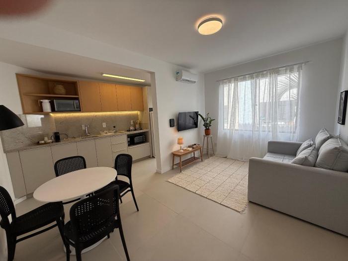 Apto no coração dos Ingleses 150 m da praia C08