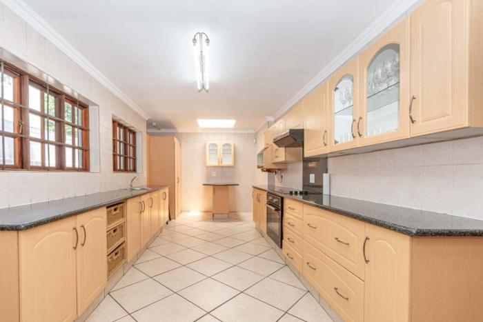 Super Spacious Fun Home With Pool, Den and Bar