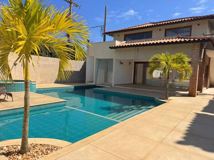 Casa proximo a praia com piscina no condominio