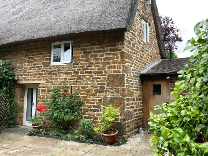 Beautiful Thatched Cottage with Piano