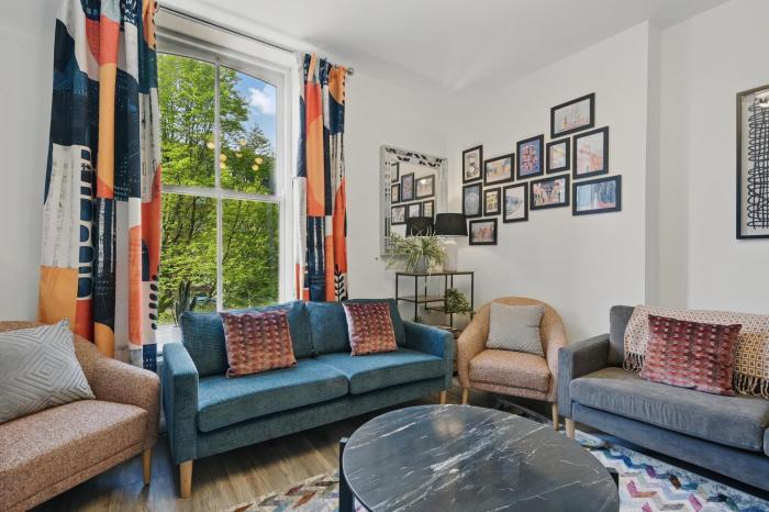 Big Group Stay, 11 bedroom 6 bathroom 4x parking by StayByNumbers