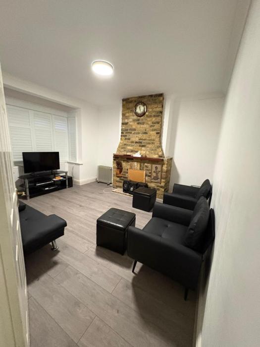 Convenient Northolt Home Near Tube & Parking