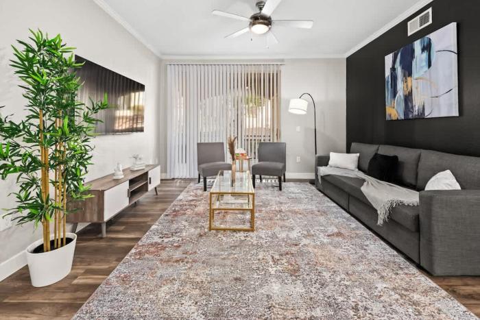 2BR Retreat near Thompson Peak with Pool Grill & Parking