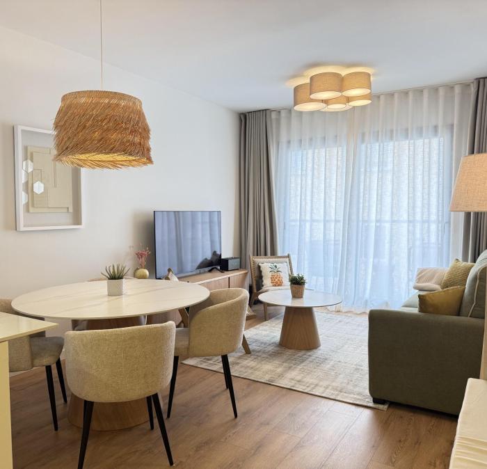 Elegant Beachside 2 Bedroom with Rooftop Pool