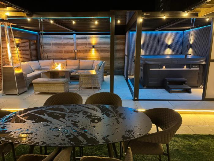 5 Bed Town House With Additional Luxury Hot Tub And Within City Centre And Sleeps Up To 11 With Sky And Netflix