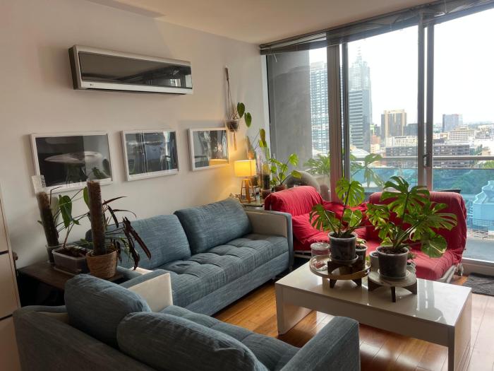 Cozy Melbourne CBD room