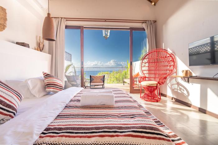 Stylish villa overlooking the sea and volcano