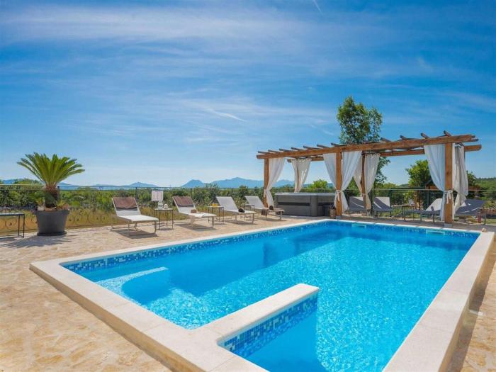 Stylish Villa in Lovre with Sauna