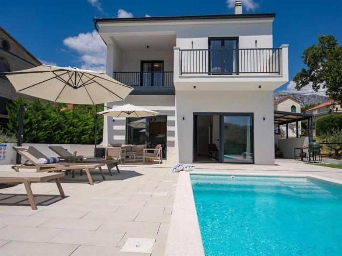 Relaxed Family Villa in Naklice